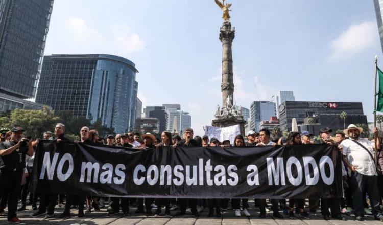 Marchan en CDMX a favor del aeropuerto en Texcoco y contra consultas a modo