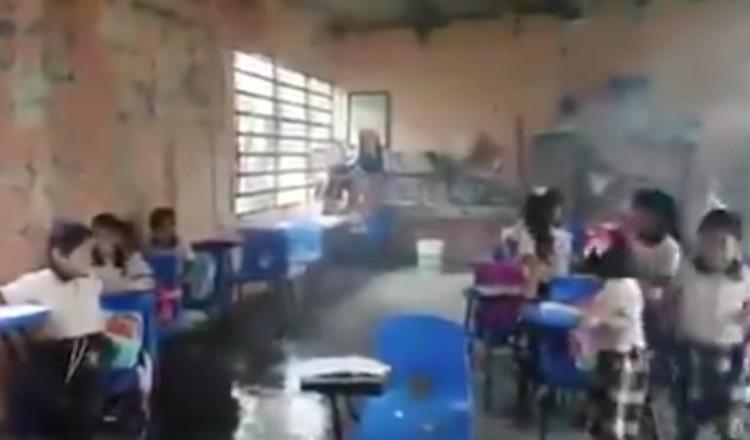 Niños de primaria en Huimanguillo reciben clases… bajo la lluvia