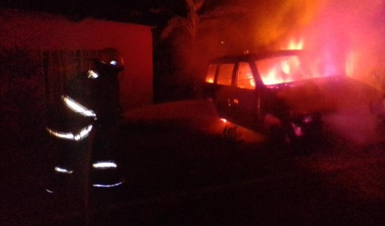 Se incendia auto en la Villahermosa-Frontera