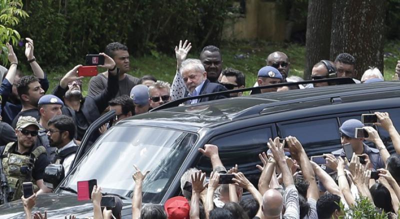 Ex presidente Lula sale de prisión para acudir a funeral de nieto 