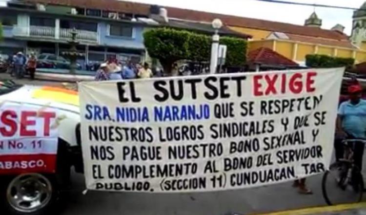 Se manifiestan sindicalizados de Cunduacán en exigencia de bonificaciones