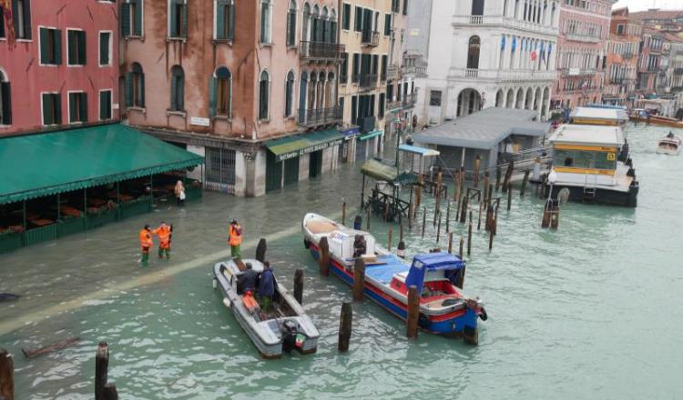 Se inunda Venecia por marea alta: un muerto y daños materiales