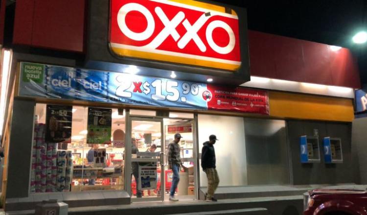Vigilante de Oxxo se defiende de asaltantes y hiere a clienta… ¡sin querer!