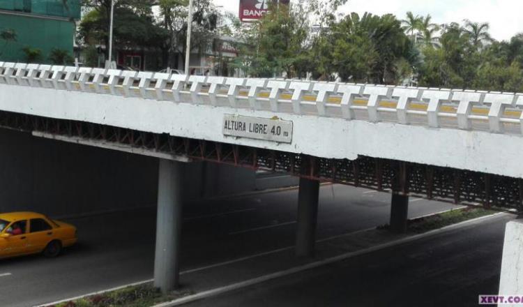 Restringen puentes a desnivel de Tabasco 2000 al paso de unidades pesadas y concentraciones masivas en Plaza de la Revolución
