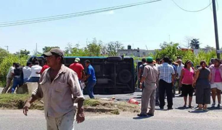 Volcadura de combi en Cunduacán deja diez heridos