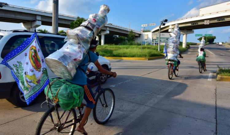 Imagen del Día: Con la Virgen a cuestas, guadalupanos atraviesan Tabasco en bicicleta