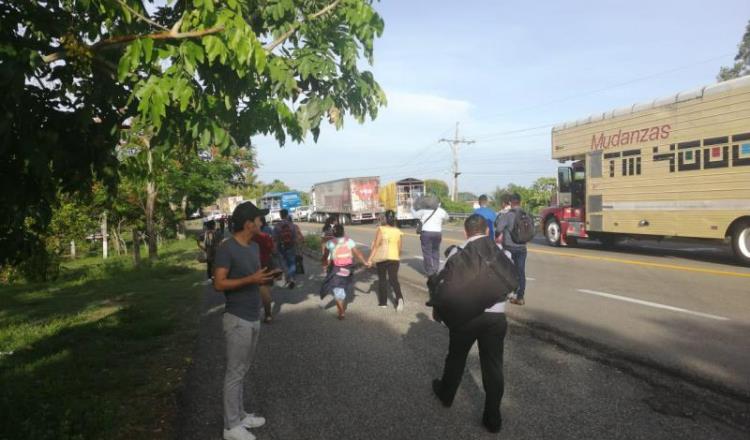 Bloquean por casi 10 horas carretera Villahermosa-Frontera 