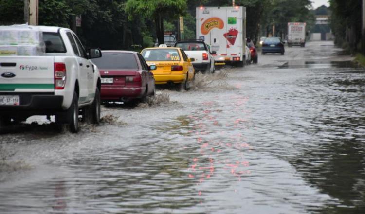 Imagen del Día: Vado de agua de lluvia dura días en periférico de Villahermosa