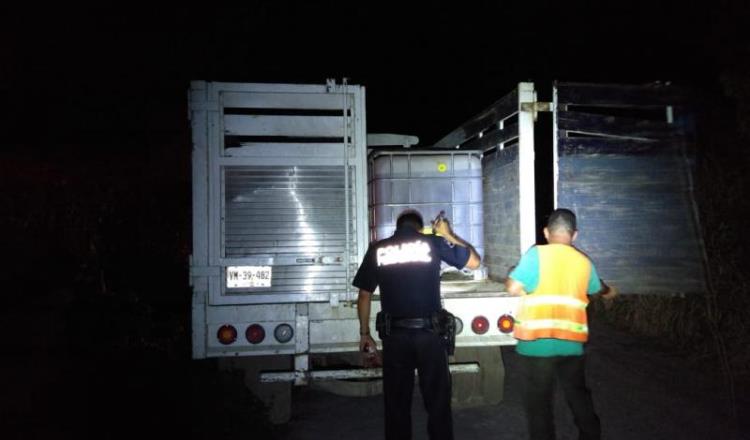 Abandonan camión robado y cargado de combustible en Huimanguillo