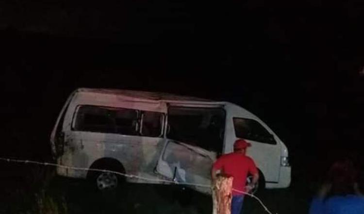Vuelca camioneta en Paraíso… 12 personas lesionadas