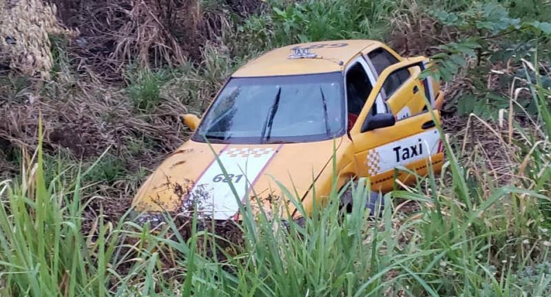 Taxi se sale de la carretera Villahermosa-Frontera