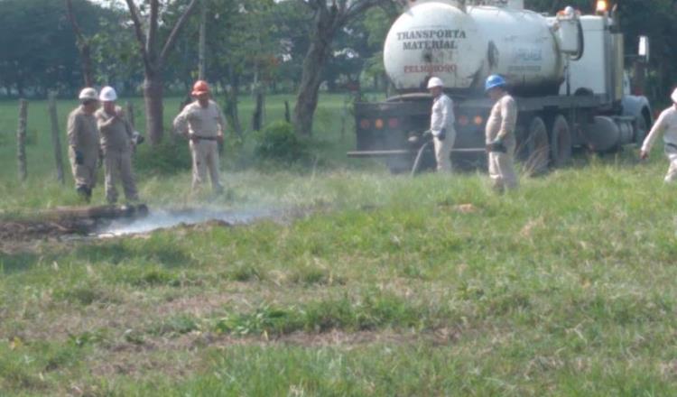 Controlan fuga de hidrocarburo provocada por toma clandestina en Huimanguillo 
