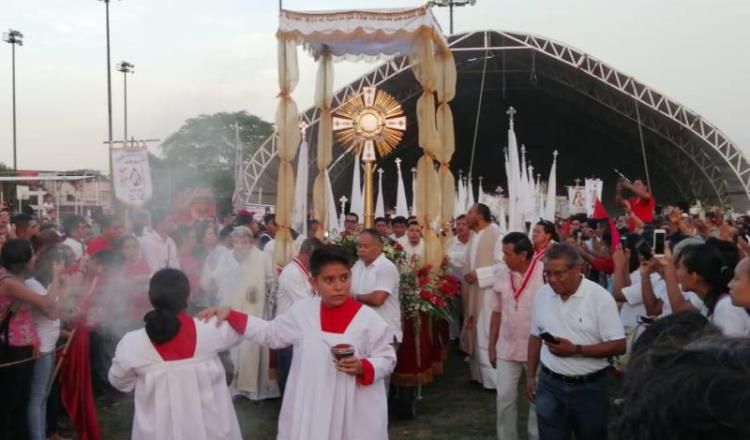 Con procesión celebra la feligresía católica la fiesta del Corpus Christi