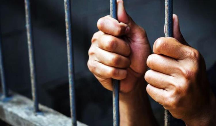 Dan prisión a policía de Centla por retención ilegal de la libertad contra comunicador 