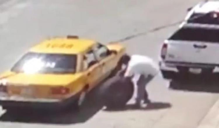Captan en video a taxi regular participando en el robo de una llanta de refacción en la López Mateos