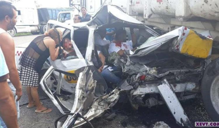 Choca taxi contra góndola en la Villahermosa-Macuspana