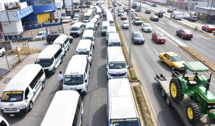 Se manifiestan transportistas contra permisos al Transmetropolitano para operar en la ruta Parrilla-Playas del Rosario