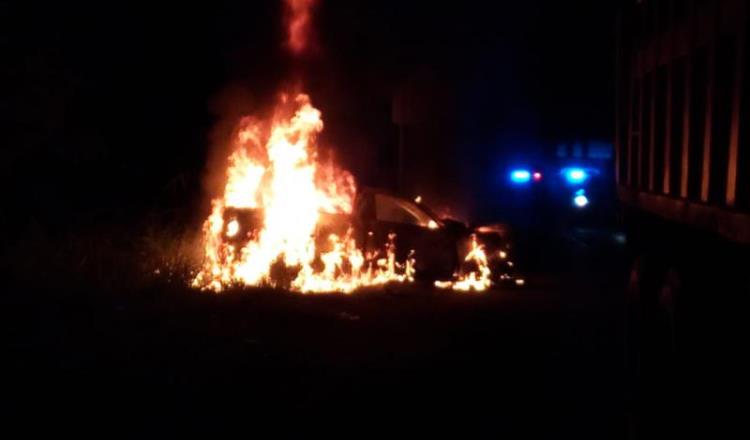 Se incendia camioneta tras choque en la carretera a Teapa