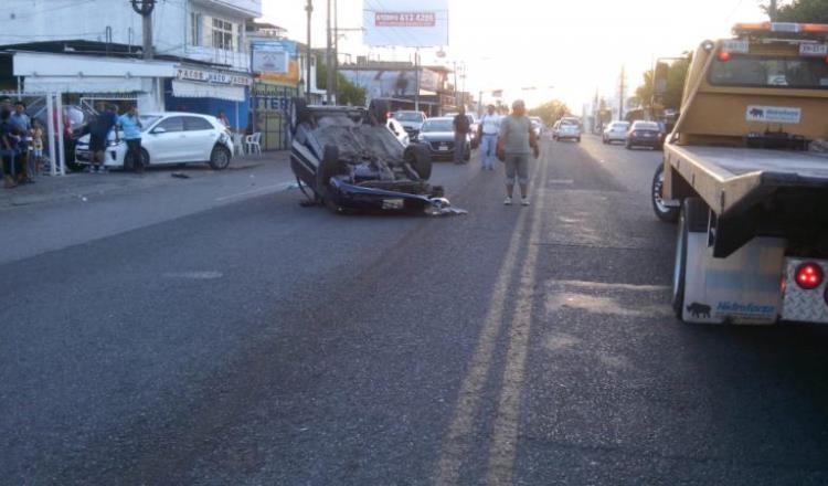 Vuelca auto en la avenida 16 de Septiembre; no hubo lesionados
