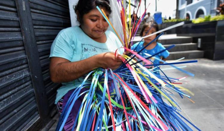 Imagen del Día: Artesanos oaxaqueños muestran su trabajo en calles de Villahermosa