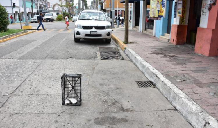 Imagen del Día: Apartan lugares para estacionarse con botes, sillas y huacales