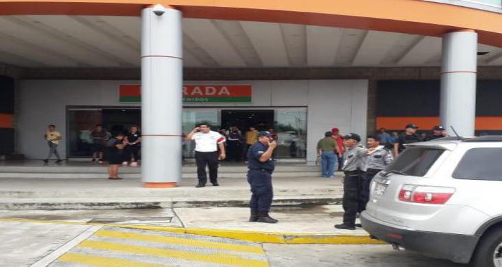 Asaltan A Cuentahabiente En Plaza Deportiva Delincuentes Escapan Tras Tiroteo Con La Ministerial