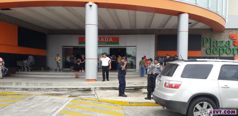 Asaltan a cuentahabiente en Plaza Deportiva; delincuentes escapan tras tiroteo con la Ministerial