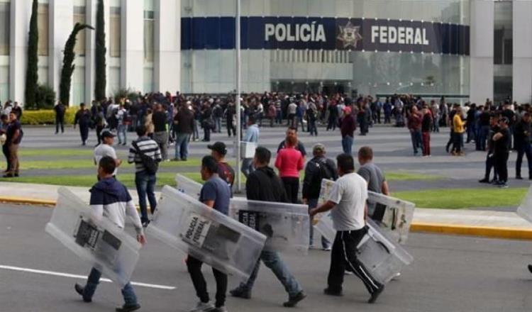 En segundo día de paro, Policías Federales invitan a que Felipe Calderón los represente