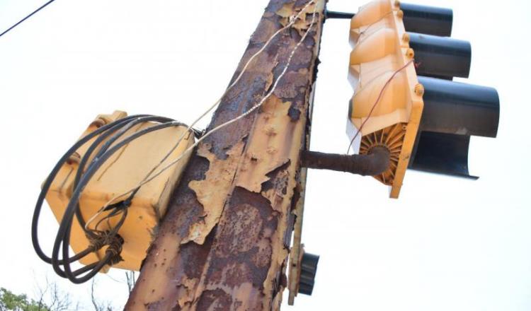 Imagen del Día: Remendados y oxidados se encuentran algunos semáforos de Villahermosa