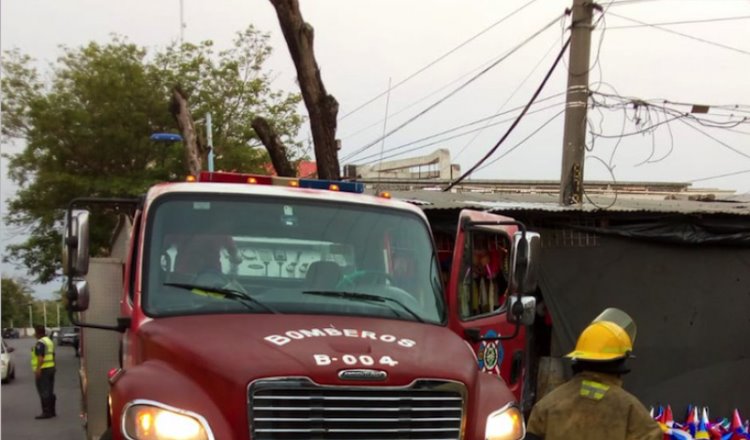 Acordonan parte del malecón de Villahermosa por caída de cable de alta tensión