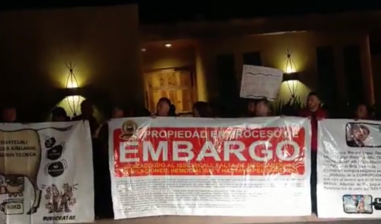 Embargan burócratas de Baja California casa del ex gobernador por falta de pago a pensionados y jubilados