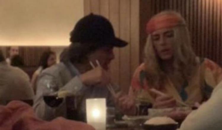Captan en NY supuestamente a Enrique Peña y su novia vestidos de hippies
