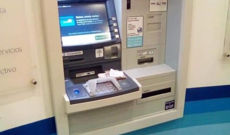 Cajero automático tira dinero en Cunduacán… pero evita policía que se lo lleven