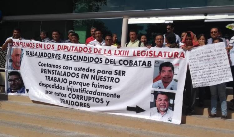 Protestan maestros despedidos del COBATAB; exigen reinstalación