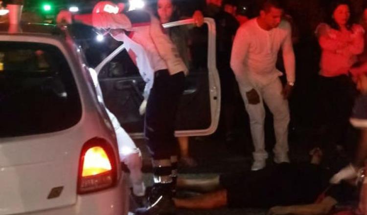 Choque de taxi y camioneta deja dos heridos en Teapa