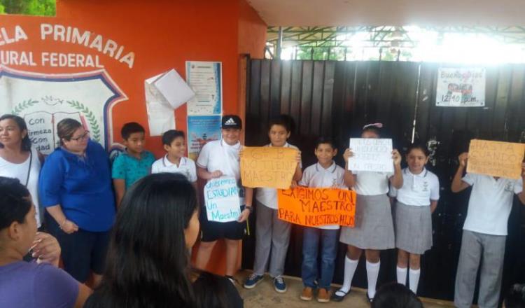 Cierran escuela en Villa Parrilla; padres exigen maestro