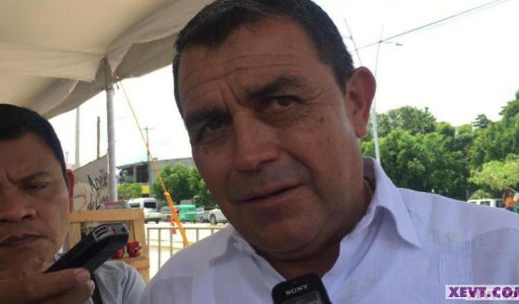 Evita alcalde de Zapata confirmar cuál es su salario neto