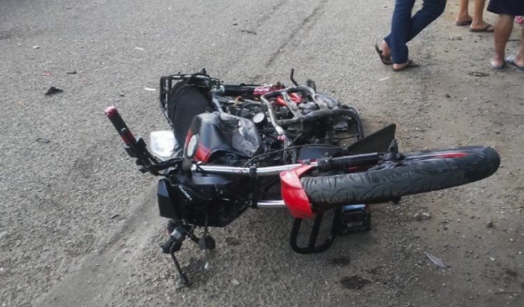 Se impacta motociclista contra auto en la carretera a Reforma