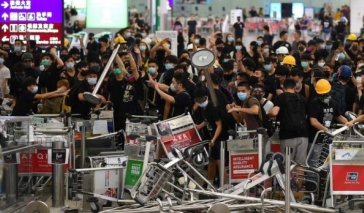 Marchan miles de personas en Hong Kong para exigir cambios en la economía