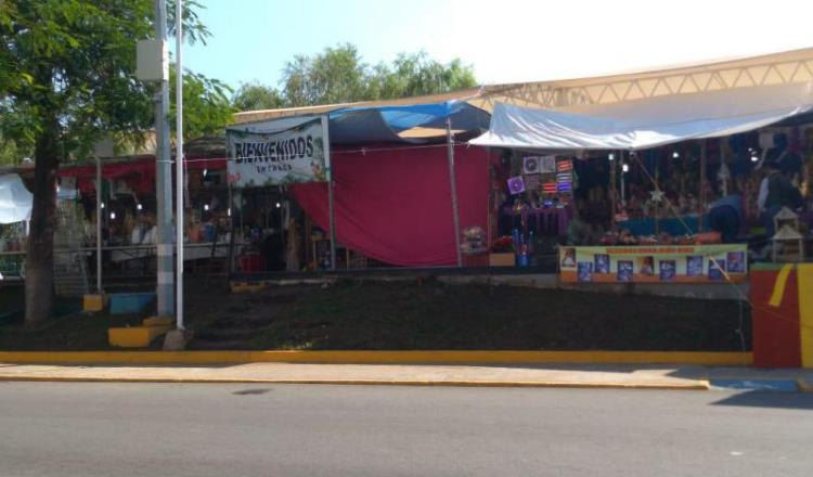 Reportan comerciantes del tianguis navideño bajas ventas