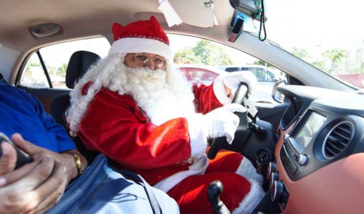 Imagen del Día: Santa Claus es taxista y anda en busca de 500 juguetes para niños de escasos recursos