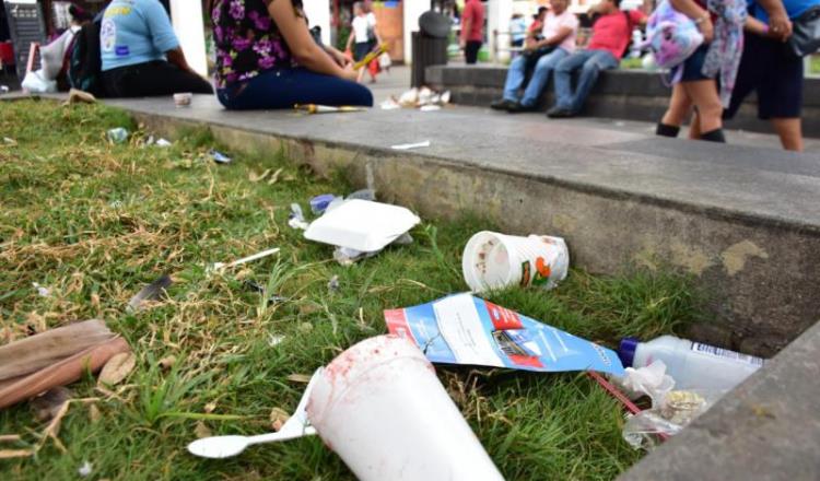 Imagen del Día: Llenan de basura áreas verdes del Parque Juárez