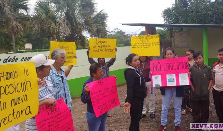 Protestan padres de familia de la secundaria Gil y Sáenz por cambio de director