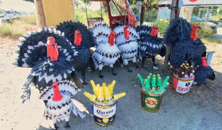 Imagen del Día: Piñatas de pavo y cubetazos, la nueva opción para tus fiestas