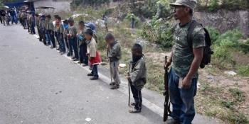 Ejército libera carretera bloqueada por autodefensas en Michoacán