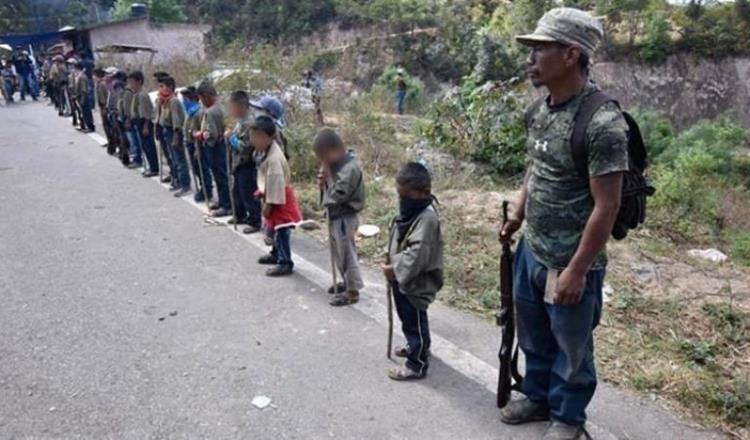 Ejército libera carretera bloqueada por autodefensas en Michoacán