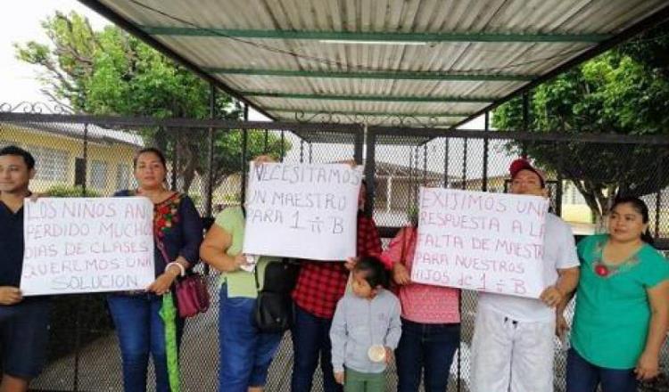 Regresan a clases sin maestros y se manifiestan padres de familia en Ciudad Pemex, Macuspana
