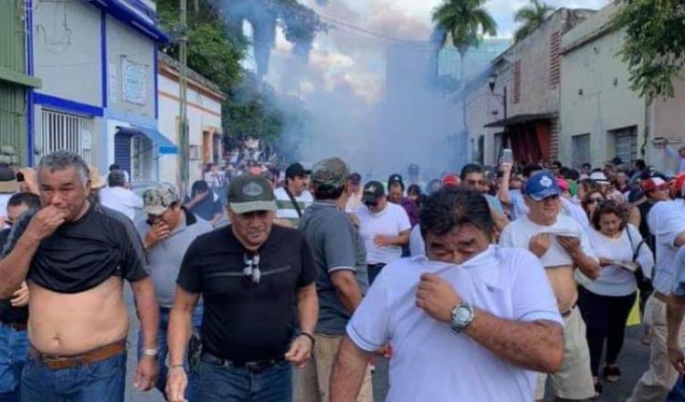 Responden con gases lacrimógenos a ciudadanos de Yucatán que marchaban contra alza de impuestos