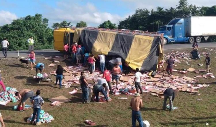 Vuelca camión cargado de pasta de dientes en la Cárdenas-Coatzacoalcos; hubo rapiña