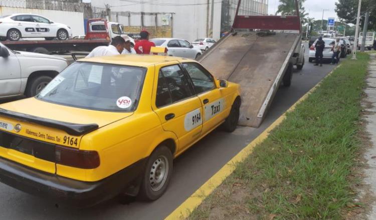 Detiene PEC 4 taxis en operativo conjunto; asegura que va por regulares y piratas por igual